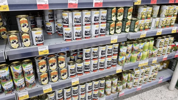 Rusia San Petersburgo 2021 Paquetes Con Aceitunas Estante Supermercado — Foto de Stock