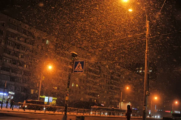 2021年12月6日俄罗斯圣彼得堡 晚上在城市的睡眠区的街道上下雪 — 图库照片