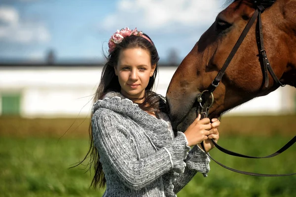 フィールドに馬を持つ夏のティーンエイジャーの女の子 — ストック写真