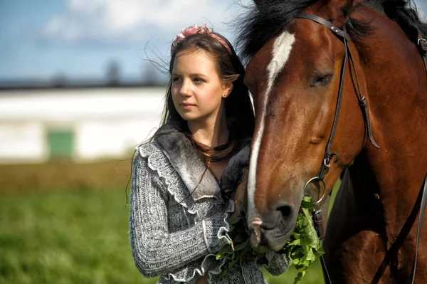 フィールドに馬を持つ夏のティーンエイジャーの女の子 — ストック写真