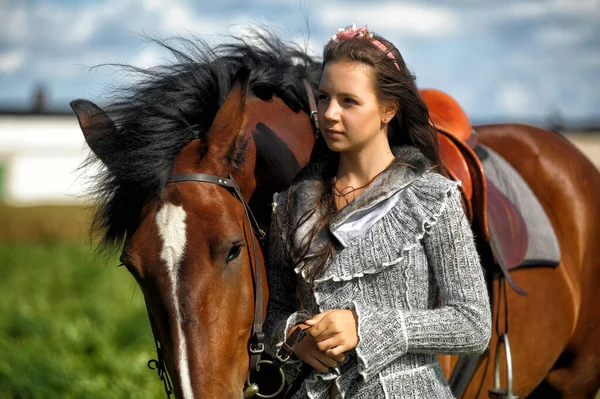 Καλοκαιρινή Έφηβη Ένα Άλογο Στο Χωράφι — Φωτογραφία Αρχείου