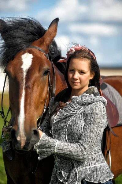 フィールドに馬を持つ夏のティーンエイジャーの女の子 — ストック写真