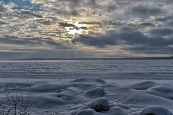 Verschneiter Onega See Winter Und Wolkenverhangener Himmel — Stockfoto