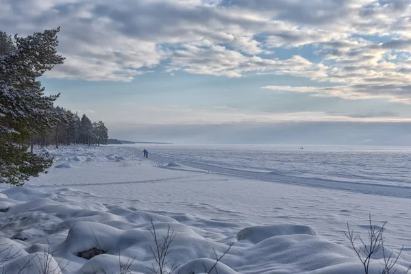 冬日的奥涅加雪湖 乌云密布的天空 — 图库照片