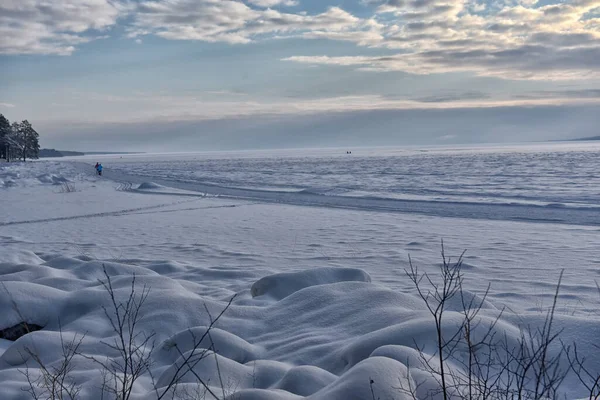 冬日的奥涅加雪湖 乌云密布的天空 — 图库照片