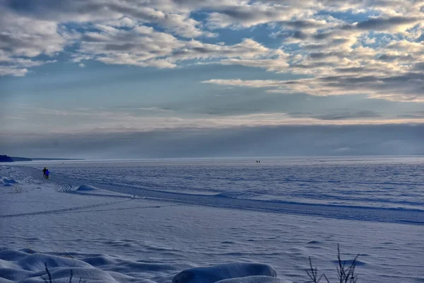 겨울에는 눈덮인 호수가 구름으로 하늘을 뒤덮고 — 스톡 사진