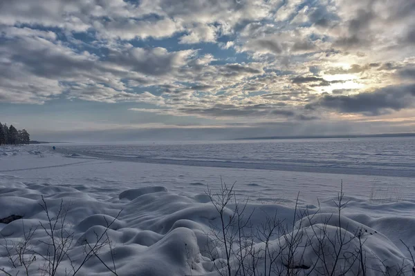 Snowy Lake Onega Zimą Niebo Chmurami — Zdjęcie stockowe