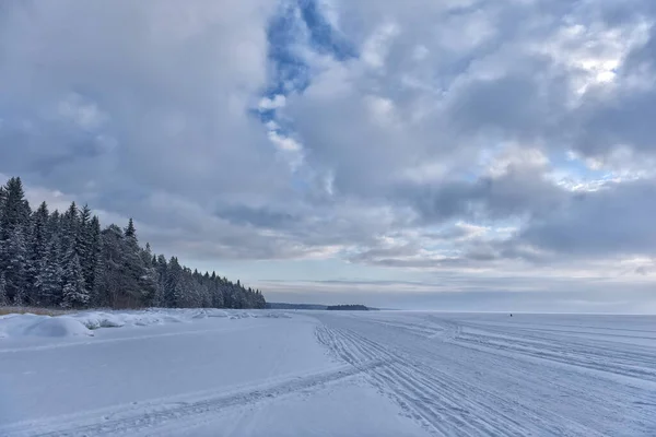 겨울에는 눈덮인 호수가 구름으로 하늘을 뒤덮고 — 스톡 사진
