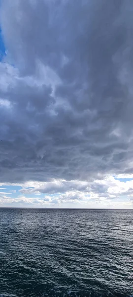 Sonbaharda Denizin Üzerinde Kara Yağmur Bulutları — Stok fotoğraf