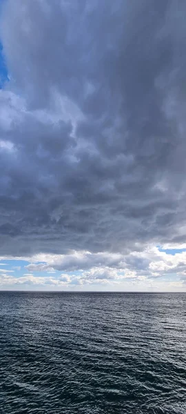 Nubes Lluvia Oscura Sobre Mar Otoño — Foto de Stock