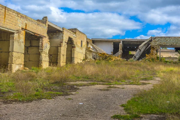 Edificios Rotos Abandonados Hechos Bloques Hormigón Hangares —  Fotos de Stock