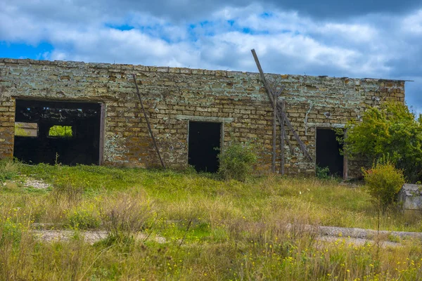 Edificios Rotos Abandonados Hechos Bloques Hormigón Hangares —  Fotos de Stock