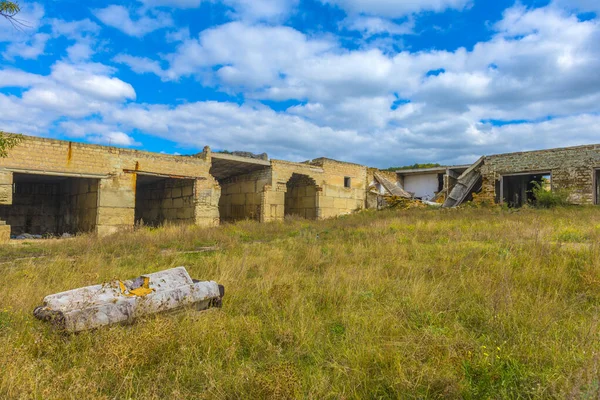 Edificios Rotos Abandonados Hechos Bloques Hormigón Hangares —  Fotos de Stock