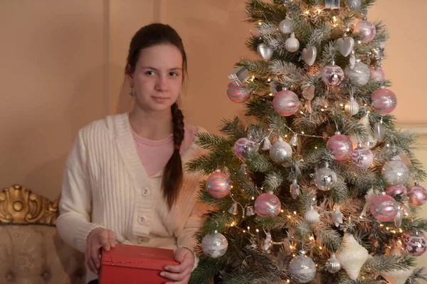 Teenage Girl Christmas Tree Hangs Toys — Stockfoto