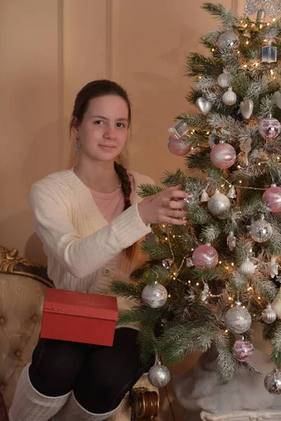 十代の女の子とともにクリスマスツリーハングおもちゃ — ストック写真