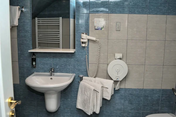 Lavabo Ayna Havlular Banyoda Beyaz Mavi Fayanslarla — Stok fotoğraf