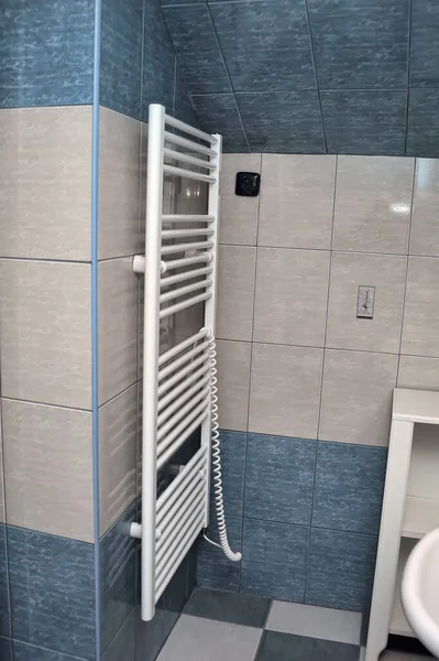 Secador Roupas Toalhas Banheiro Com Azulejos Brancos Azuis — Fotografia de Stock