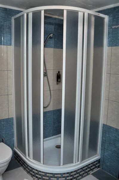 Kabina Prysznicowa Łazience Białymi Niebieskimi Płytkami — Zdjęcie stockowe