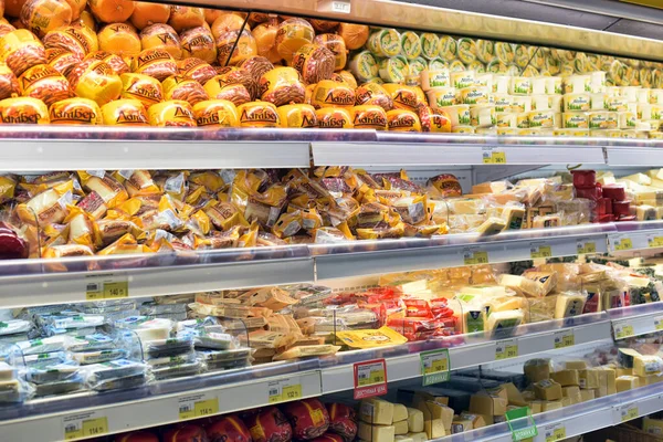 Rússia São Petersburgo 2016 Queijo Uma Prateleira Supermercado Venda — Fotografia de Stock