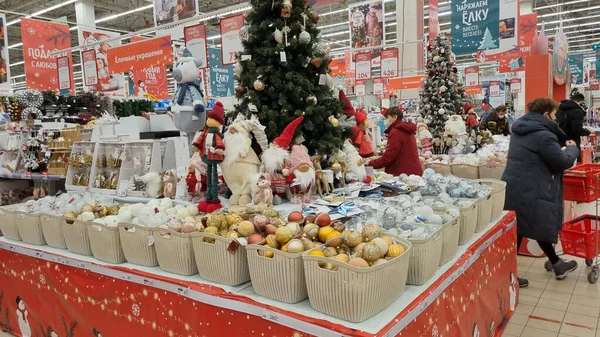 Rosja Sankt Petersburg 2021 Kupujący Jarmarku Bożonarodzeniowym Supermarkecie — Zdjęcie stockowe