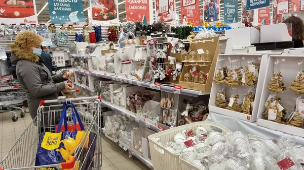Rosja Sankt Petersburg 2021 Kupujący Jarmarku Bożonarodzeniowym Supermarkecie — Zdjęcie stockowe