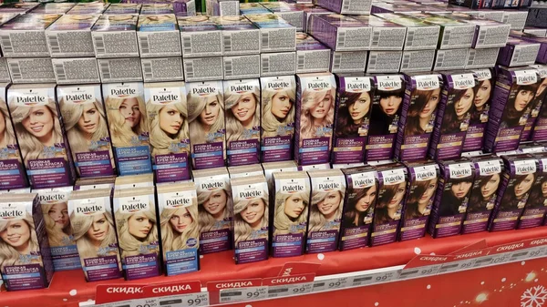 ロシア サンクトペテルブルク18 2021スーパーマーケットで販売中の髪染料 — ストック写真