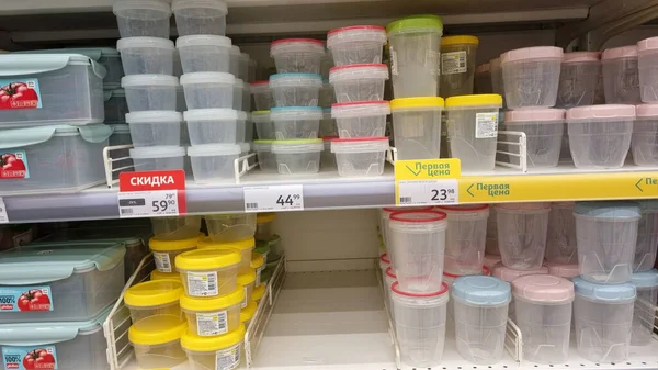 Rusia Sankt Petersburg 2021 Containere Din Plastic Vândute Într Supermarket — Fotografie, imagine de stoc