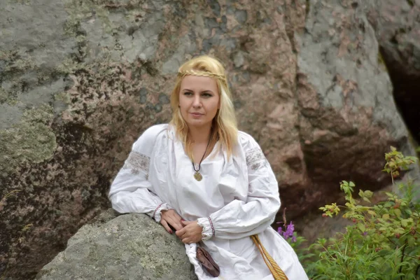 Woman White Vintage Medieval Dress Nature — Stockfoto