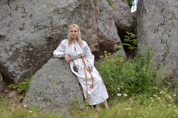 Femme Robe Médiévale Vintage Blanche Dans Nature — Photo