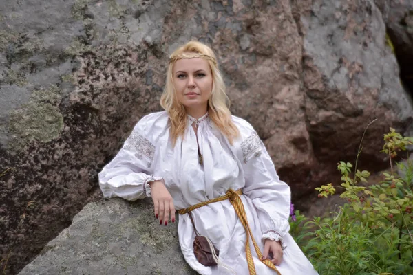 Woman White Vintage Medieval Dress Nature — Stockfoto