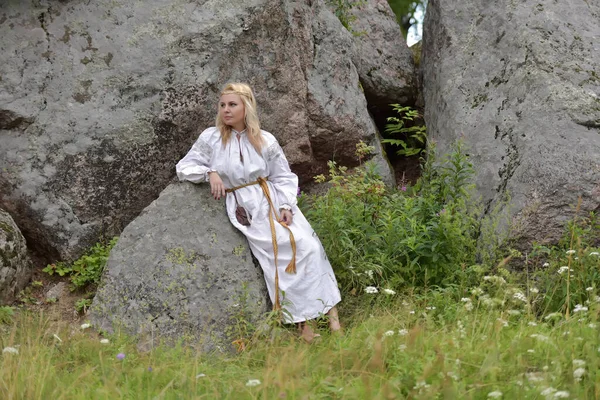 Femme Robe Médiévale Vintage Blanche Dans Nature — Photo