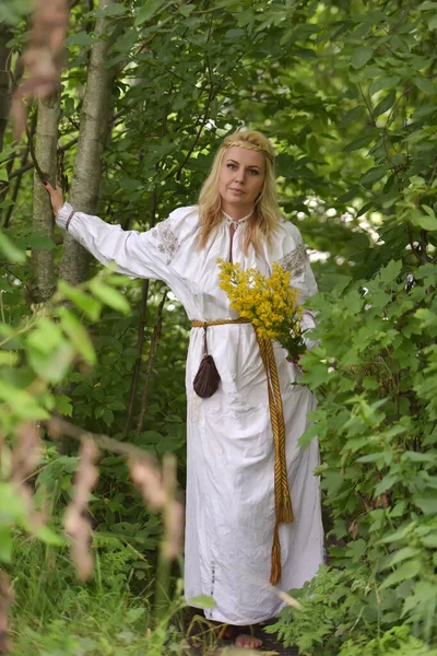 Yazın Yeşilliklerin Arasında Beyaz Slav Gömlekli Sarışın Kadın — Stok fotoğraf