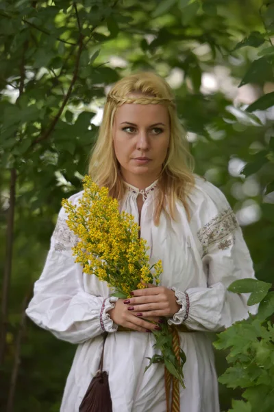 Blondýny Žena Bílé Slovanské Košili Mezi Zelení Létě — Stock fotografie