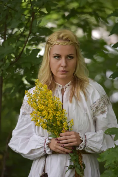 Blondynka Kobieta Białej Słowiańskiej Koszuli Wśród Zieleni Lecie — Zdjęcie stockowe