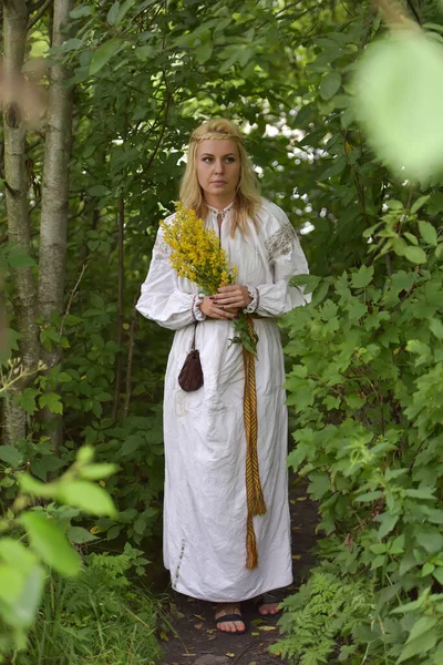 Blondýny Žena Bílé Slovanské Košili Mezi Zelení Létě — Stock fotografie