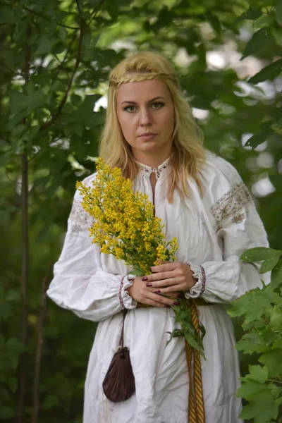 Blond Vrouw Een Wit Slavisch Shirt Tussen Het Groen Zomer — Stockfoto