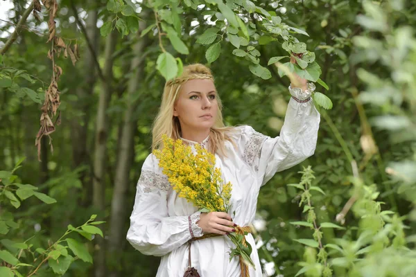 Blond Vrouw Een Wit Slavisch Shirt Tussen Het Groen Zomer — Stockfoto