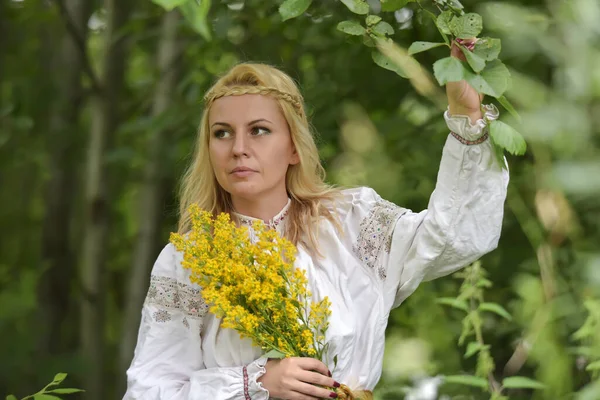 Blonde Woman White Slavic Shirt Greenery Summer — Foto Stock