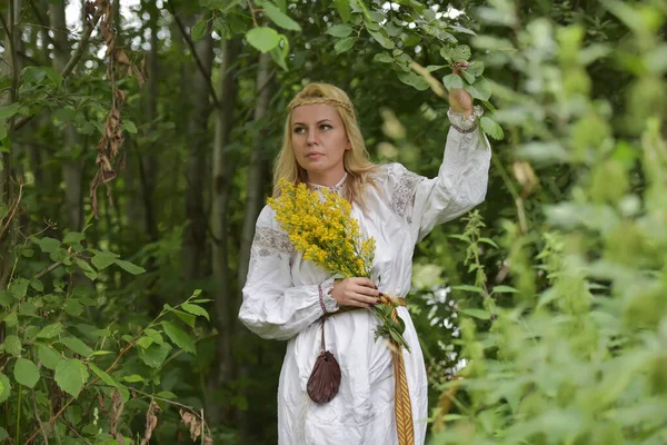 Blondynka Kobieta Białej Słowiańskiej Koszuli Wśród Zieleni Lecie — Zdjęcie stockowe