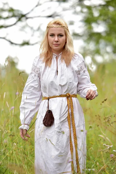 Blond Kvinna Vit Slavisk Skjorta Bland Grönska Sommaren — Stockfoto