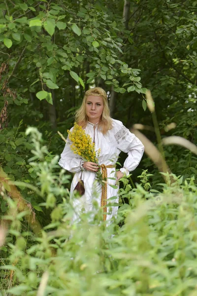 Ξανθιά Γυναίκα Λευκό Σλαβικό Πουκάμισο Ανάμεσα Στο Πράσινο Καλοκαίρι — Φωτογραφία Αρχείου