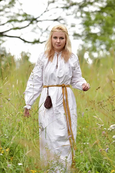Blond Kvinna Vit Slavisk Skjorta Bland Grönska Sommaren — Stockfoto