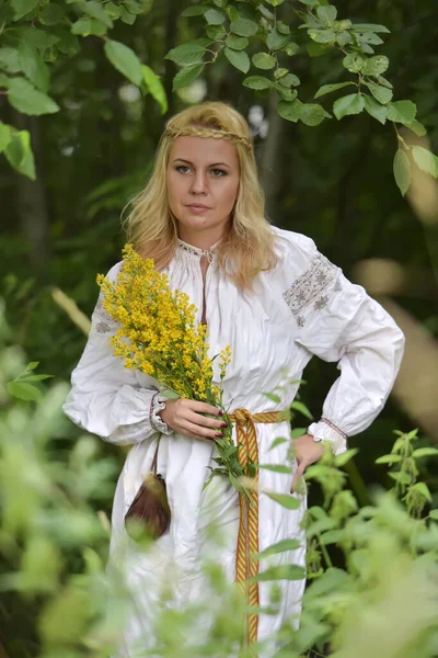 Ξανθιά Γυναίκα Λευκό Σλαβικό Πουκάμισο Ανάμεσα Στο Πράσινο Καλοκαίρι — Φωτογραφία Αρχείου