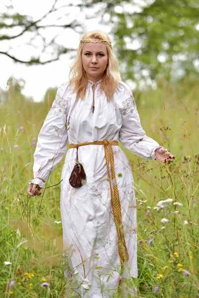 Blond Vrouw Een Wit Slavisch Shirt Tussen Het Groen Zomer — Stockfoto