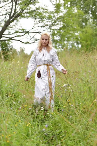 Blonde Woman White Slavic Shirt Greenery Summer — Fotografia de Stock