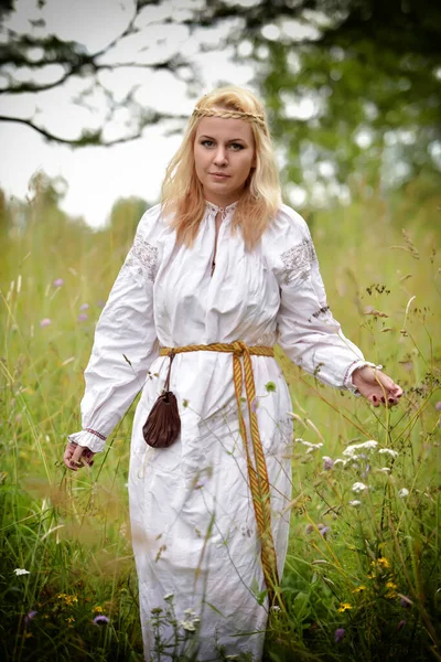 Blond Vrouw Een Wit Slavisch Shirt Tussen Het Groen Zomer — Stockfoto