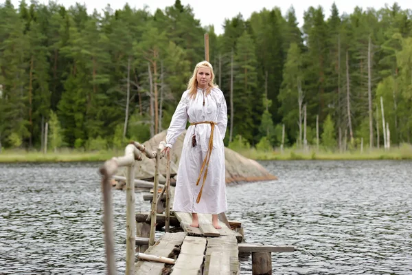 Žena Bílém Vinobraní Středověké Šaty Přírodě — Stock fotografie