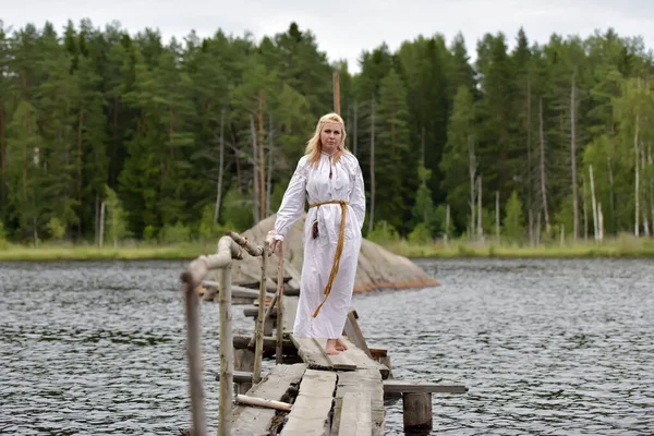 Woman White Vintage Medieval Dress Nature — Stockfoto