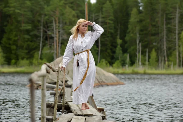 Žena Bílém Vinobraní Středověké Šaty Přírodě — Stock fotografie