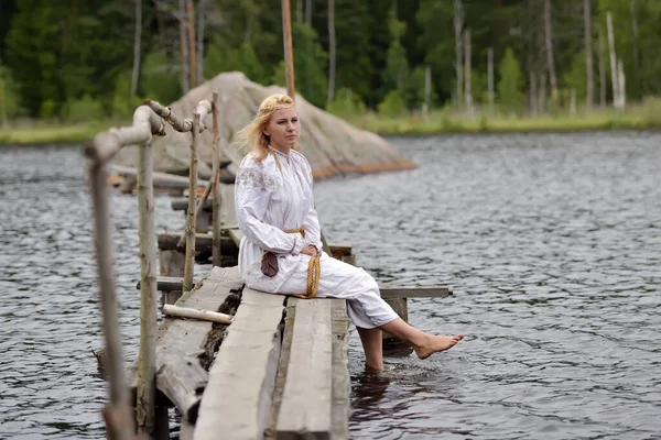 自然中穿着中世纪白色老式服装的女人 — 图库照片